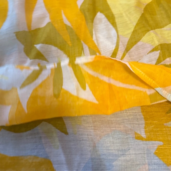 Vince Camuto floral top nwt - Picture 5 of 10